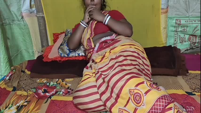 Bhabhi love licking banana