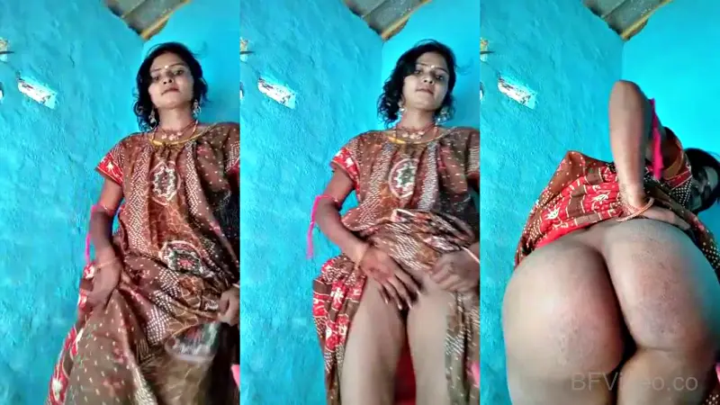 Super Cute Village Bhabhi Showing Pussy