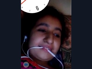 Beautiful paki girl masturbation by using makeup tool