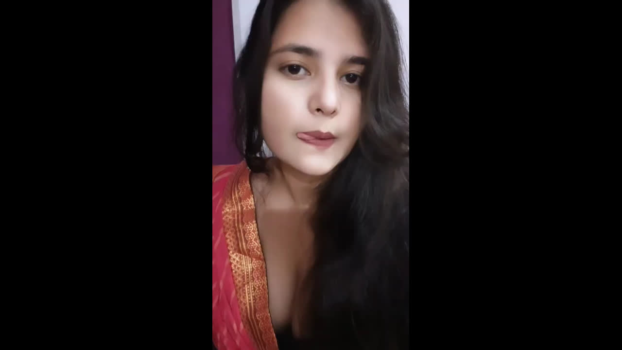 Sexy Girlfriend Showing Her Hot Nude Figure