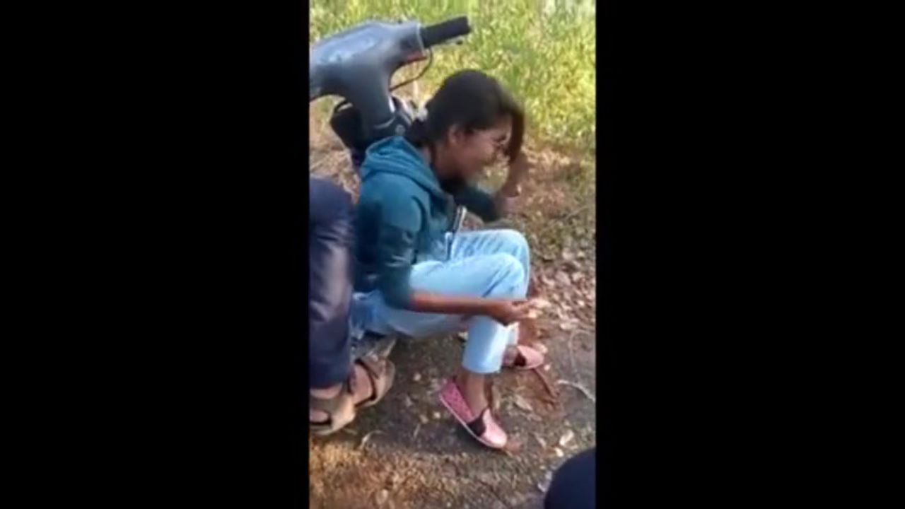 College Students Kissing Outdoor Desi MMS Sex Scandal Hindi