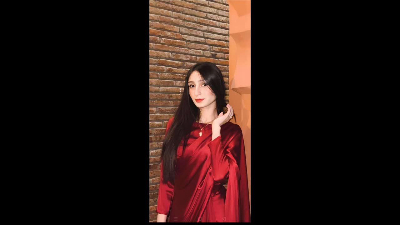 Sexy Slim Babe Showing