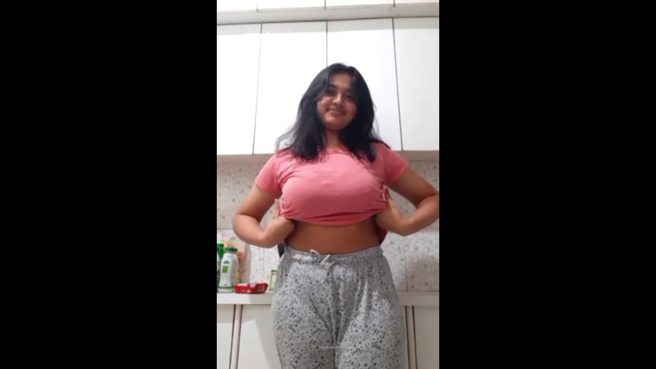 Desi Famous Girl Showing boobs in open