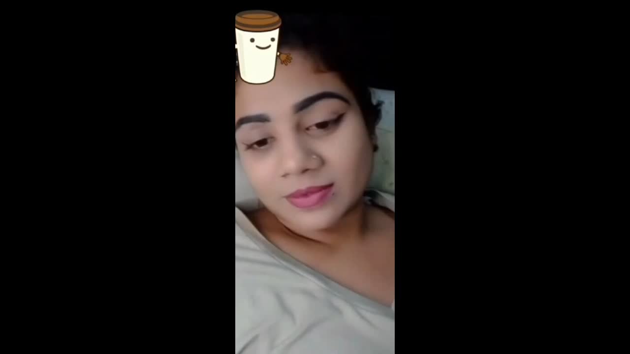 Horny Bhabi showing fingering