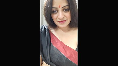 Insta Mom Vandana Pathak Sep 21 Live Black Saree Strip 2