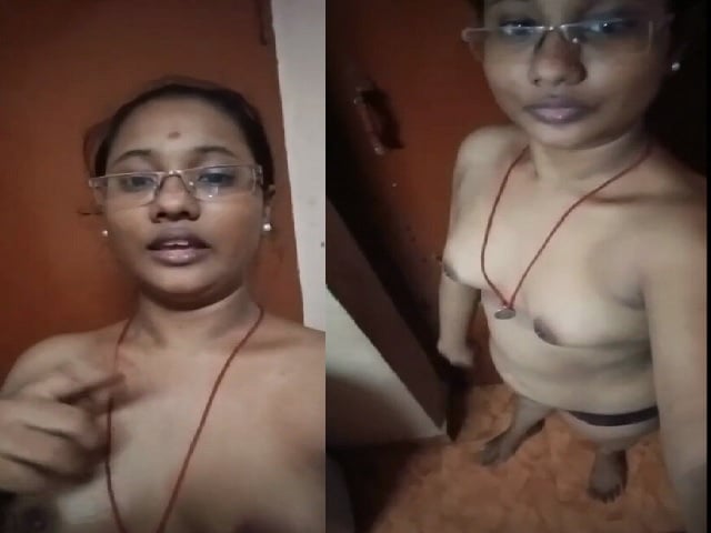 Bhabhi saying love you and showing nude body